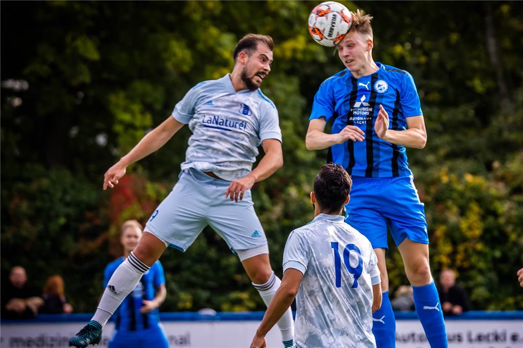 FC Brünninghausen vergrößert Vorsprung auf Türkspor Dortmund – trotz mäßiger Leistung Pascal Wieczorek geht zum Kopfball.