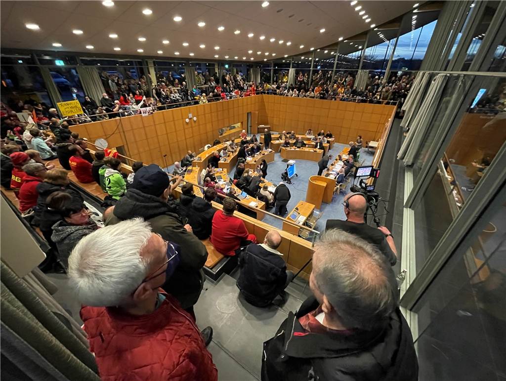Rund 400 Menschen zogen vom Hallenbad zum Ratssaal und verfolgten den Beginn der Sitzung, in der es um den Energiesparplan der Stadt ging.