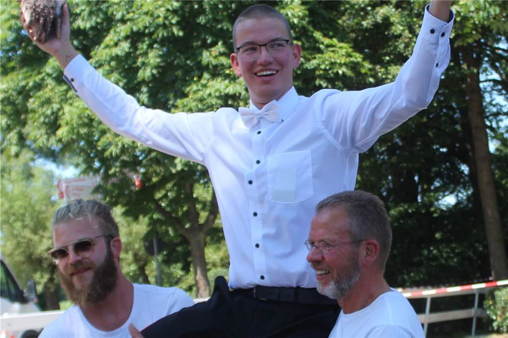Es war eine Hitzeschlacht, die sich die Königsanwärter der Schermbecker Kiliangilde am 8. Juli lieferten. Schneller als gedacht fiel der Vogel von der Stange und Tim Besten konnte sich als neuer Schützenkönig feiern lassen.