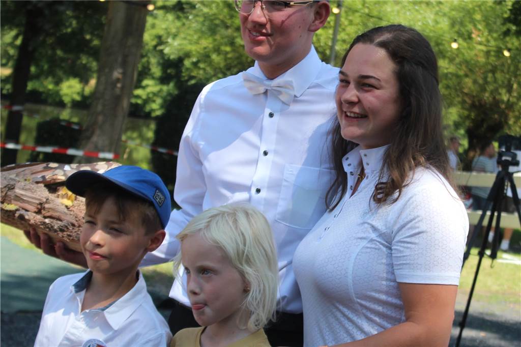 Es war eine Hitzeschlacht, die sich die Königsanwärter der Schermbecker Kiliangilde am 8. Juli lieferten. Schneller als gedacht fiel der Vogel von der Stange und Tim Besten konnte sich als neuer Schützenkönig feiern lassen.