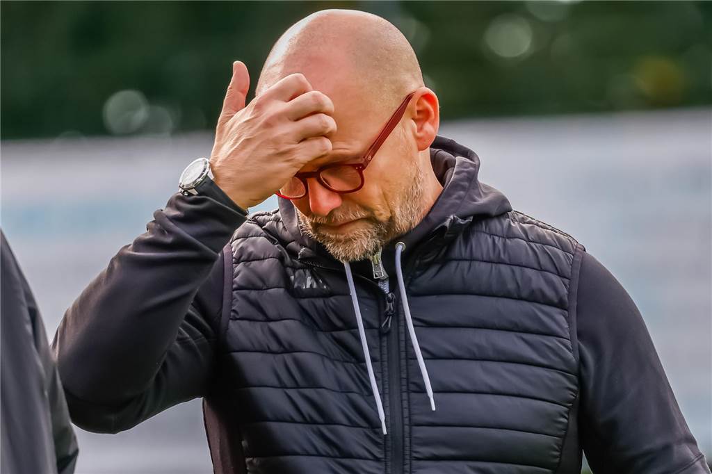 Kirchhörder SC patzt im falschen Moment: Alle Dortmunder Bezirksliga-Spiele in der Übersicht Trainer Heiko Hofmann schaut bedrückt zu Boden.