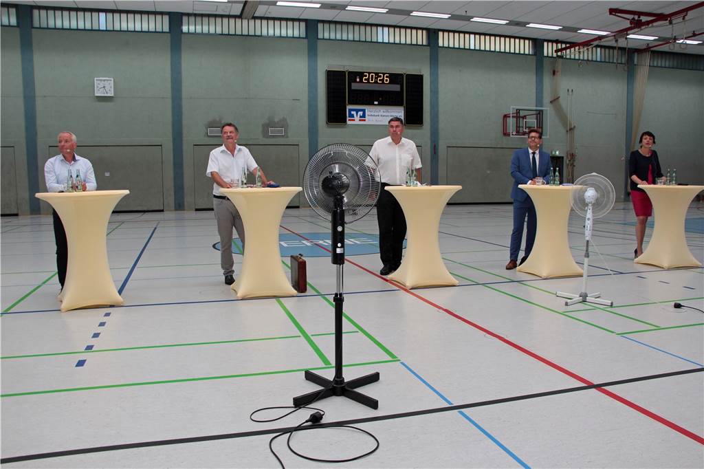 Herzensangelegenheit contra Wir-Gefühl - Bulinski contra Christ Es war warm in der Ballsporthalle am Mittwochabend. Ventilatoren kühlten die Debattierer, hier die Landrats-Kandidaten, etwas ab.