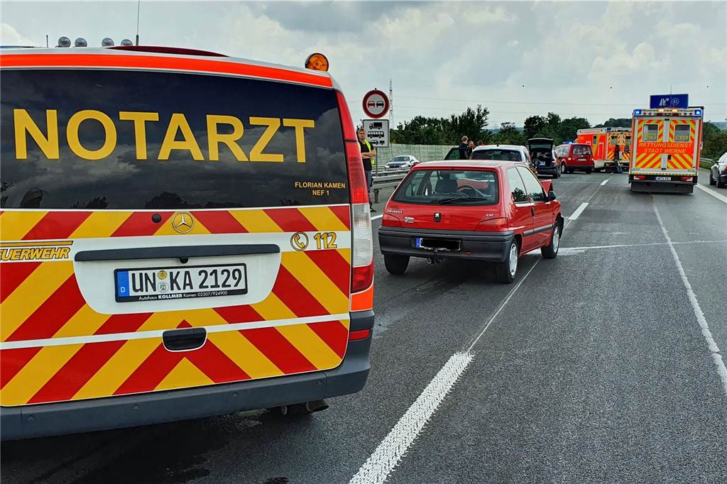 Großes Aufgebot an Rettern nach schwerem Unfall auf der A1 Es waren mehrere Notärzte und Rettungswagen im Einsatz.