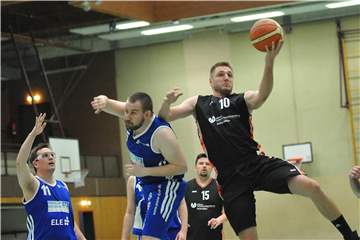 Es werden noch einige Monate ins Land ziehen, ehe der Castroper BC (hier mit Bruce Fabri am Ball) wieder zu einem Spiel auflaufen darf. Dann eine lange Wartezeit beendet sein. Keine andere Sportart pausierte so lang.