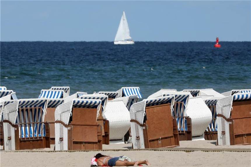 Hitze adé: Zum Wochenende wird es deutlich kühler und nasser Es wird ruhiger am Ostseestrand: Nach dem Ferienende in mehreren Bundesländern und mit etwas frischeren Temperaturen wird es an der Küste etwas ruhiger. Foto: Bernd Wüstneck