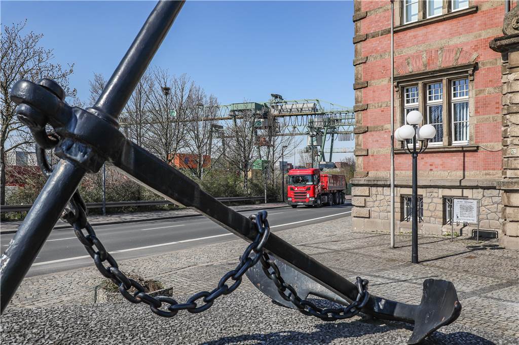 Betriebe am Dortmunder Hafen: „Das wird noch länger schwierig bleiben“ Es wird ruhiger: In der Corona-Krise hat auch der Lkw-Verkehr vom und zum Containerterminal nachgelassen.