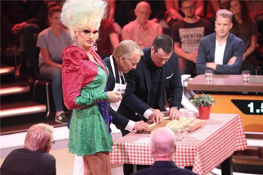 Kerner ganz oben - Drama „Toulouse“ auf Platz zwei Es wird Teig geknetet: Dabei sind Olivia Jones (l-r), Johannes B. Kerner, Alexander Herrmann und Oliver Pocher. Foto: ZDF/Frank W. Hempel