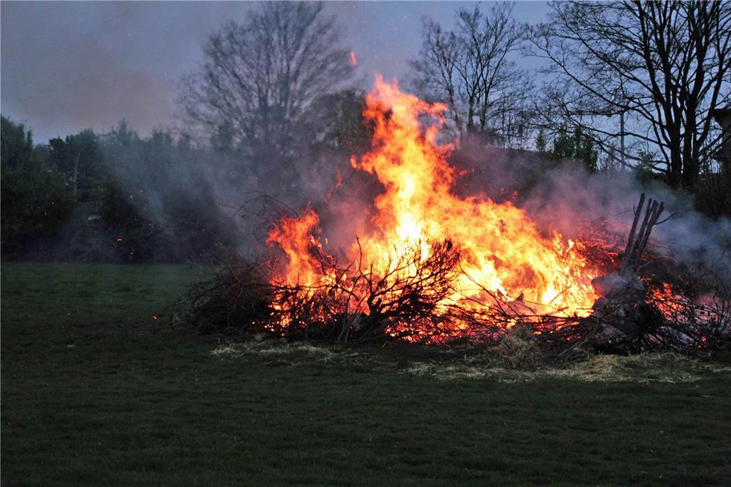 Anmeldung für geplante Osterfeuer: Das müssen Veranstalter beachten Es wird zahlreiche Osterfeuer in Ascheberg 2024 geben - wie hier beim MSC Herbern.