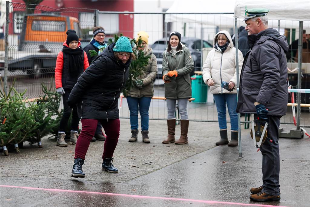 Es wurde genau hingeschaut, wie weit der Baum flog.
