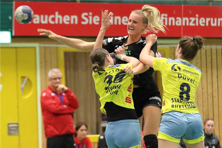 BVB-Handballerinnen verteidigen in Buxtehude die Tabellenführung in der Bundesliga Es wurde gezogen und gezerrt: Der BVB um Kelly Dulfer (M.) hatte in Buxtehude einen schweren Stand.