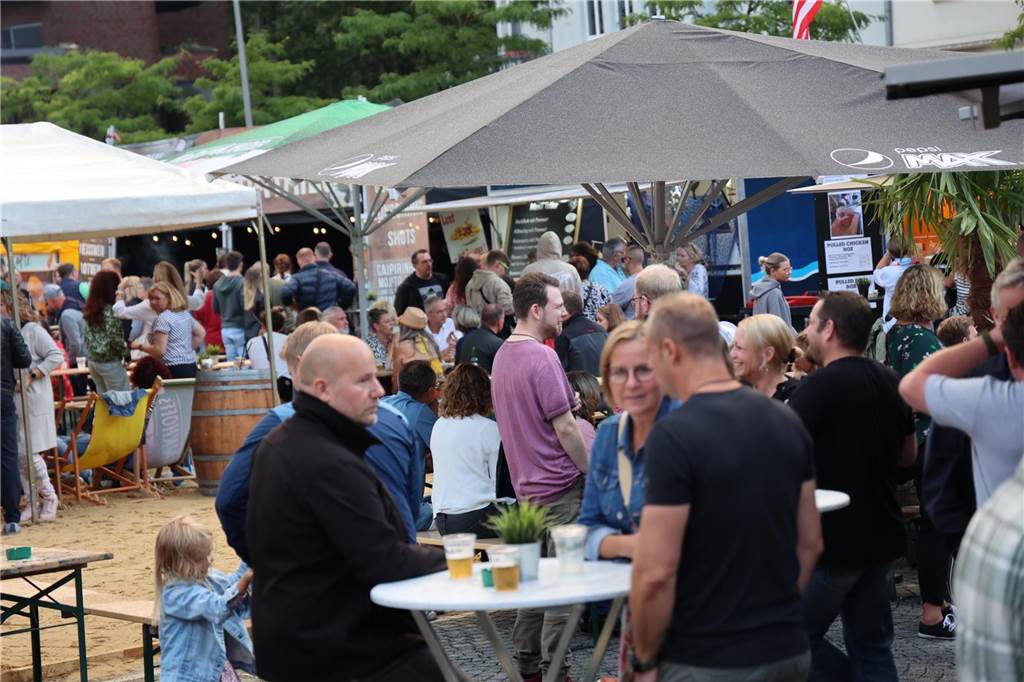 Es wurde richtig voll auf dem Marktplatz. An den Ständen gab es viel zutun, die "Urlauber" hatten Hunger und Durst mitgebracht.