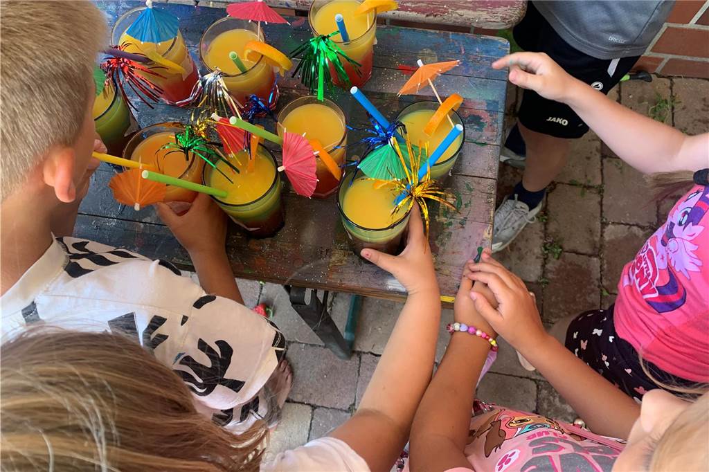 Ferienangebote in Kirchhellen gefragt: Kreativität boomt bei den Kids Es wurde tropisch. Bei den heißen Temperaturen war ein alkoholfreier Saft-Cocktail genau das Richtige.