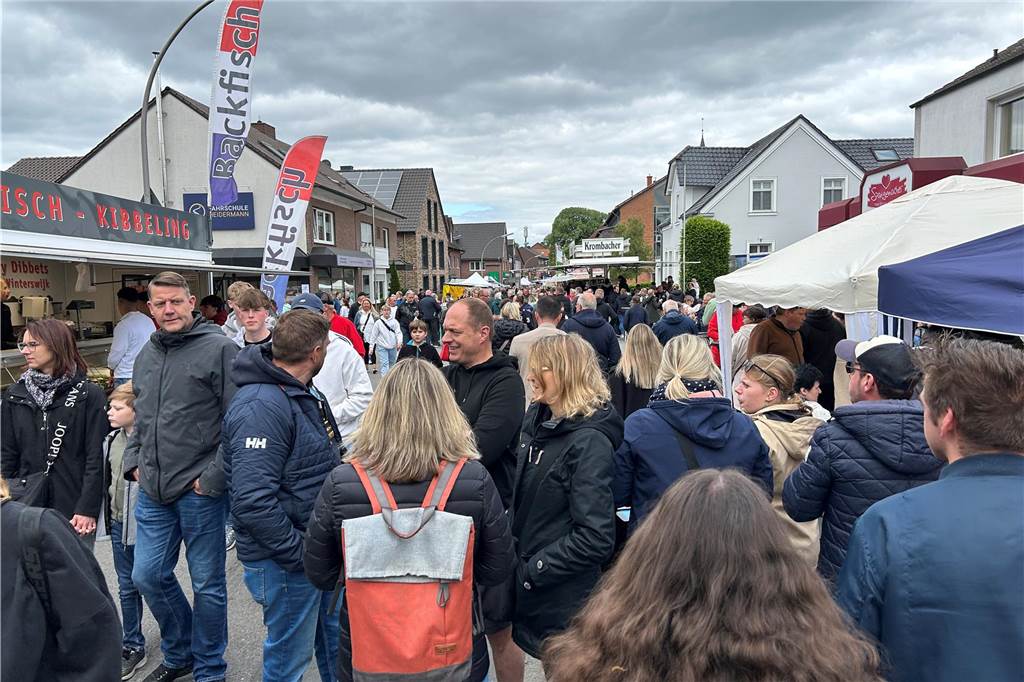Esel, Pferde, Hühner oder doch ein Alpaka? All diese Tiere gab es hautnah beim Lembecker Tiermarkt. Bei milden Temperaturen zog es zahlreiche Besucherinnen und Besucher auf die Tierwiese.