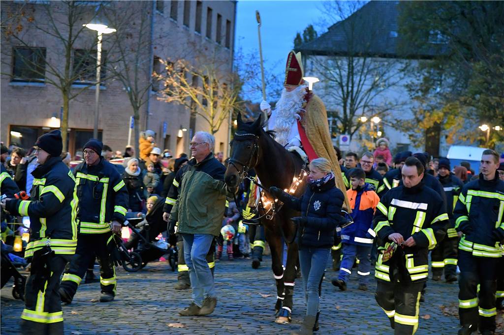 Martinszug in Selm: Leuchtende Laternen und Augen Eskortiert von der Feuerwehr, zog der Martinszug durch Selm.