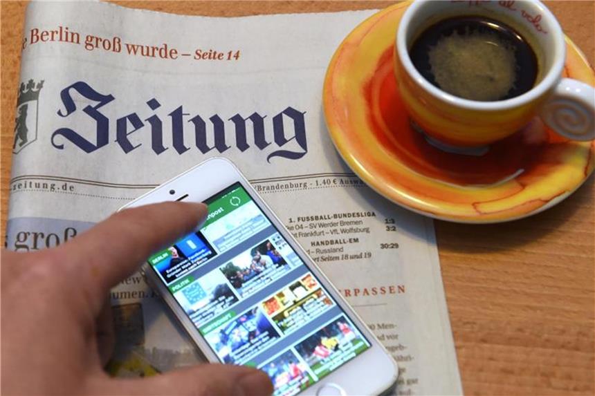 Die News kommt per Smartphone - aber selten von Facebook Espresso, Tageszeitung, Smartphone: Nachrichten online zu lesen wird immer wichtiger, doch viele Onliner nutzen weiterhin auch traditionelle Medien. Foto: Jens Kalaene