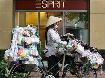 Esprit-Filiale in Hanoi, Vietnam: Der Modekonzern Esprit wird sich nach verlustreichen Jahren viele unrentable Filialen außerhalb der USA schließen.