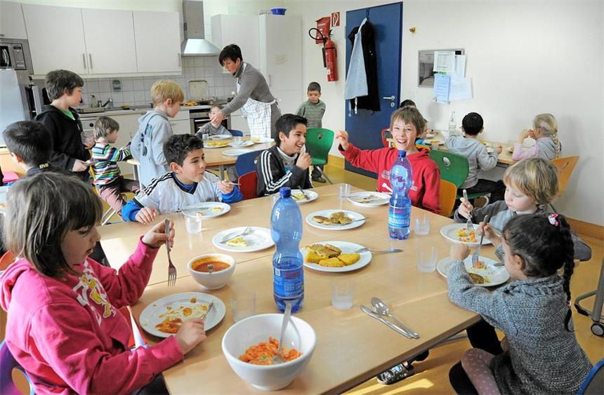 Schwerte muss Ganztag europaweit ausschreiben Essen in der OGS der Reichshofschule Westhofen.