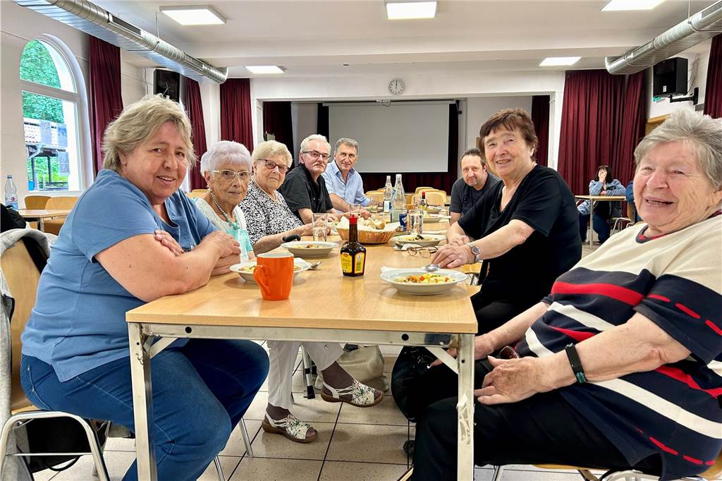 Bei ihm kostet das Mittagessen nur 3,50 Euro: Rudis Weg zum Küchen-Chef Essen ist fertig: Gemeinsam isst die Gruppe im Beisein der "Chefs" Michel Chasanis und Thorsten Schnelle die Suppe, die sie zuvor in der Küche zubereitet haben.
