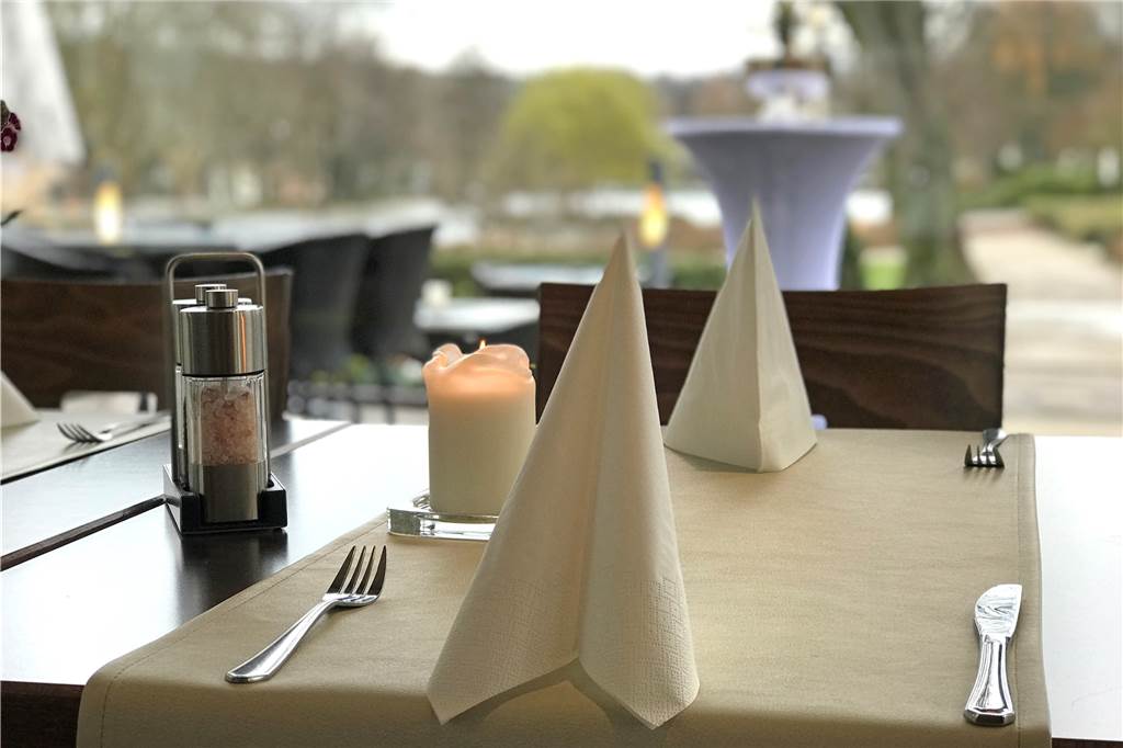 Das Panorama Café im Stadtgarten bietet mehr als nur Kaffee und Kuchen Essen mit Blick auf den Stadtgartenteich - das ist im Panorama Café möglich.