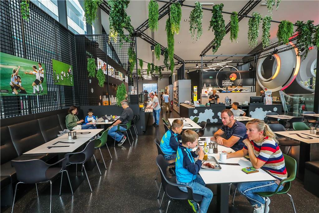 Essen unter den Augen von Weltmeistern: das Bistro im Deutschen Fußballmuseum am Königswall