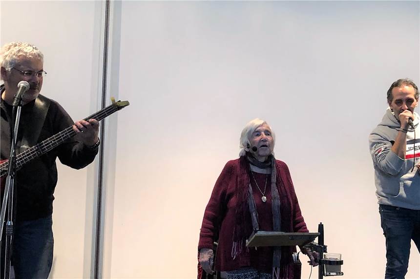 Esther Bejarano und Microphone Mafia gaben ein besonderes Konzert im Jüdischen Museum Esther Bejarano sprühte vor Lebensfreude. Gemeinsam mit Sohn Joram (l.) und dem Rapper Kutlu Yurtseven berührte sie mit Lesungen und Musik die Herzen der Besucher des Jüdischen Museums.