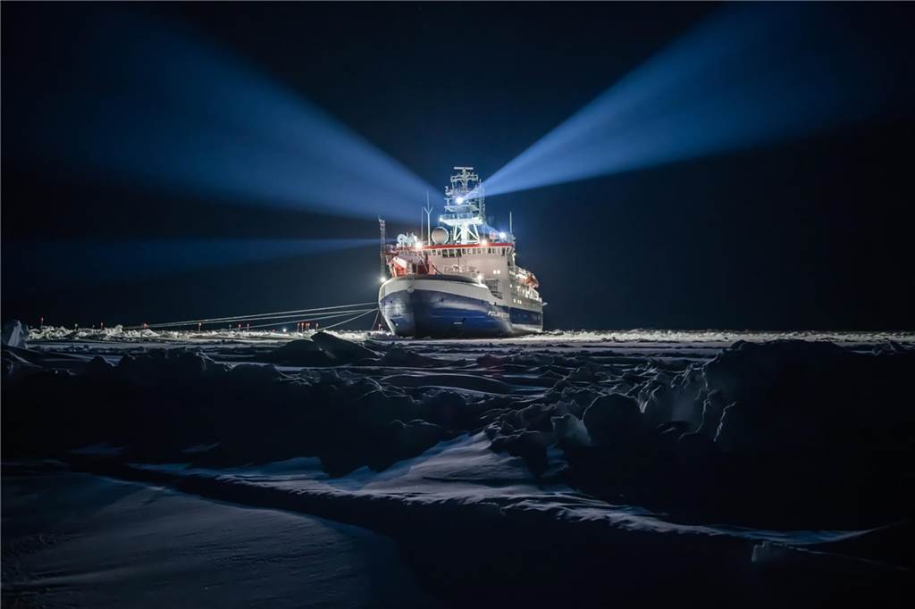 Ein Schiff auf Wasser im Dunkeln