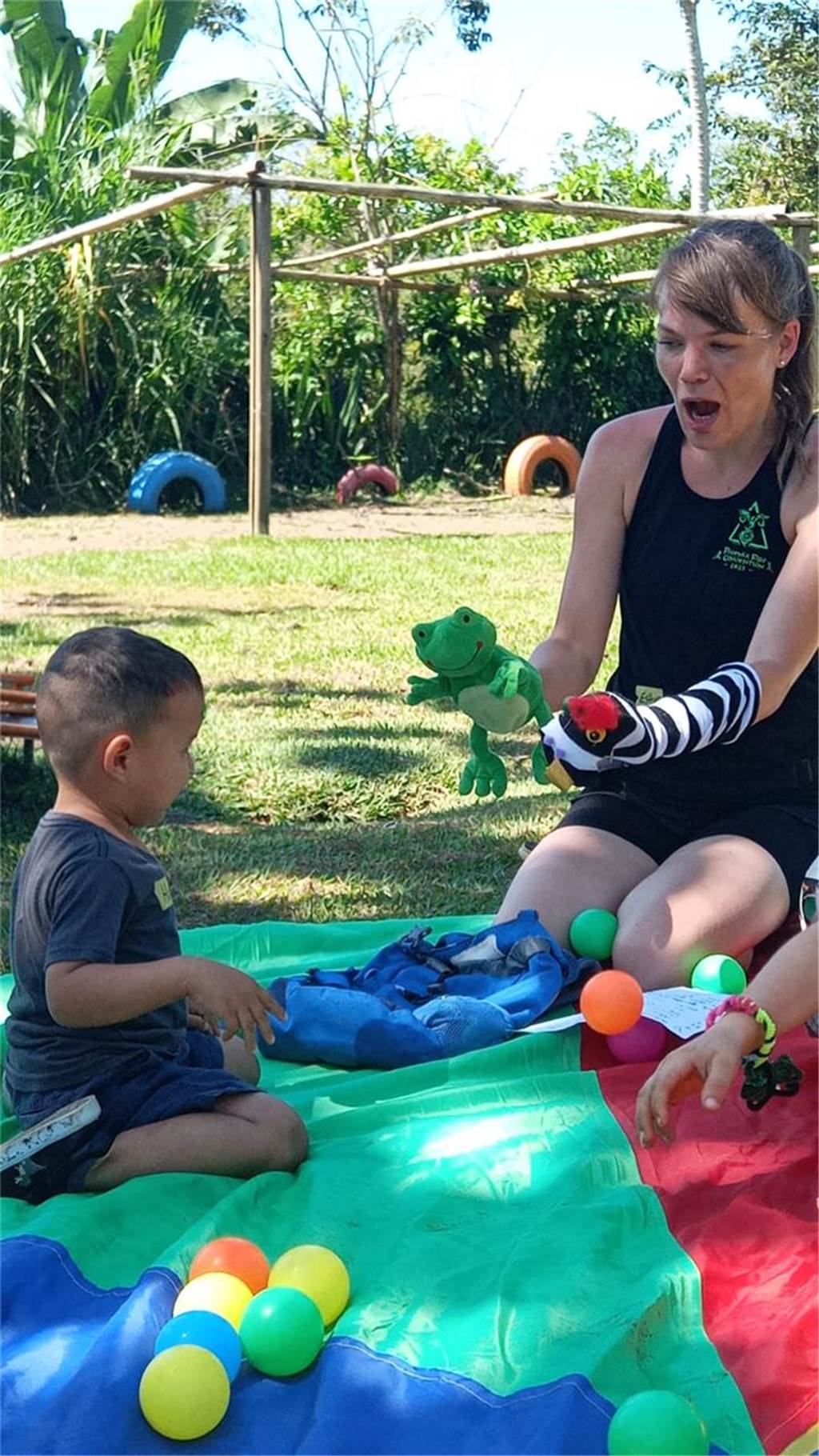 Familie van Hal setzt ihr Jahr Auszeit in Costa Rica fort Esther van Hal bei dem Projekt für die Kleinsten in Longo Mai.