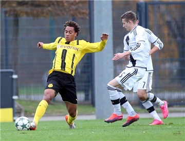 Etienne Amenyido (l.) brachte den BVB in Madrid mit 2:1 in Führung.