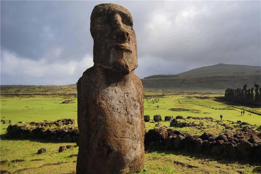 Steigender Meeresspiegel bedroht Statuen auf der Osterinsel Etliche dieser meterhohen Figuren stehen am Hang, die meisten jedoch an der Küste. Foto: Sebastian Beltran/Agencia Uno