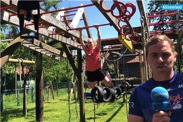 Etliche Fitnessgeräte haben sich Suba Endejann (r,), hier Bruder Raphael und Kumpel Thorben Birkenfeld im heimischen Garten aufgebaut. 