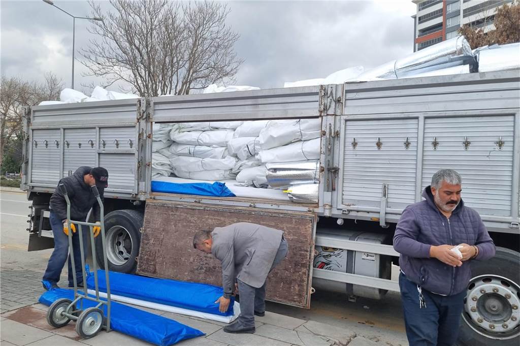 Etliche Lkw mit Hilfsgütern – in diesem Fall Zelte – haben die Mitglieder der Alevitischen Kulturvereine schon in die Krisenregion geschickt. Aktuell wollen sie vor allem Geld sammeln. 