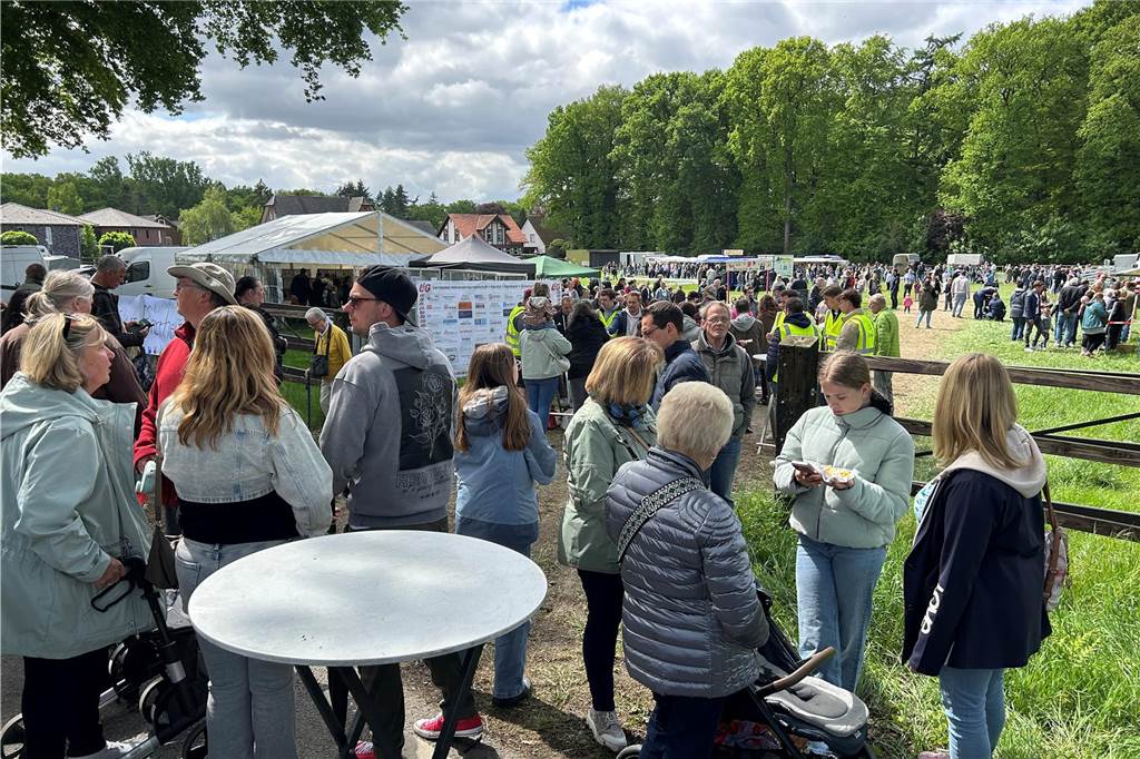 Tausende strömten zum Lembecker Tiermarkt: „Esel liegen im Trend“ Etliche Menschen besuchten am Sonntag (4.5.) die Tierwiese in Lembeck.