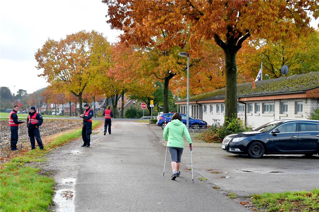 Mann bedroht Frau mit Messer: Polizei übt am Vereinsheim des TuS Wüllen Passanten im Umfeld der Übung