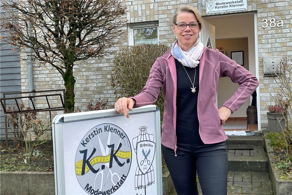 Modewerkstatt von Kerstin Klenner zieht von vorne nach hinten Etliche Schilder weisen auf das neue Geschäft im Privathaus von Kerstin Klenner an der Capeller Straße 38a hin.