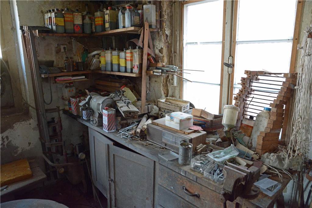 Etliche Werkzeuge, Schablonen, halbfertige Produkte und Maschinen, die teils schon deutlich älter als 100 Jahre sind, befinden sich noch in dem Gebäude. Sie wären die perfekten Exponate für ein Museum gewesen, in dem unter anderem die Geschichte des Handwerks erzählt werden sollte.