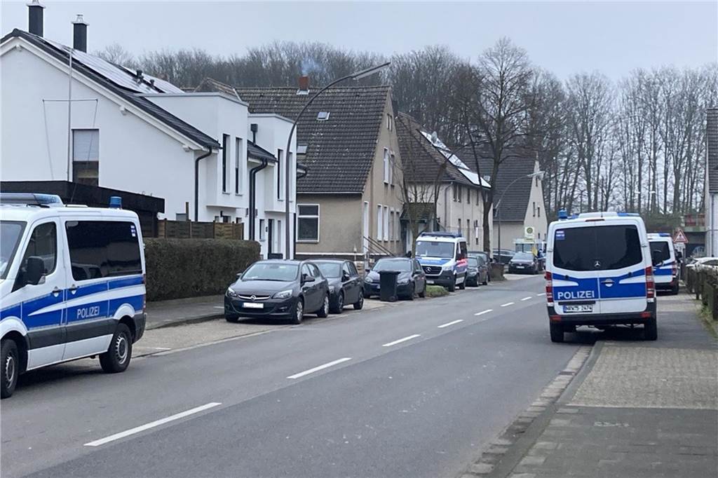 Durchsuchung in Oer-Erkenschwick: Verdacht auf Drogenhandel Mannschaftswagen der Polizei stehen an der Klein-Erkenschwicker-Straße in Oer-Erkenschwick.