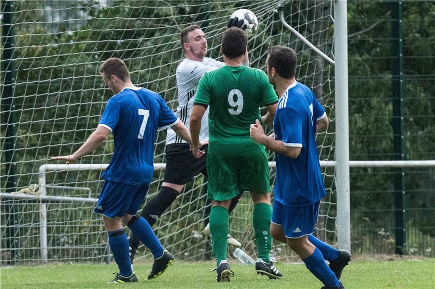 Neue Regeln für Fußballer: Abstöße, Sperren und Handspiel-Auslegung ETuS-Torhüter Frank Böcker (weiß) und die anderen Halterner Keeper müssen aufpassen.