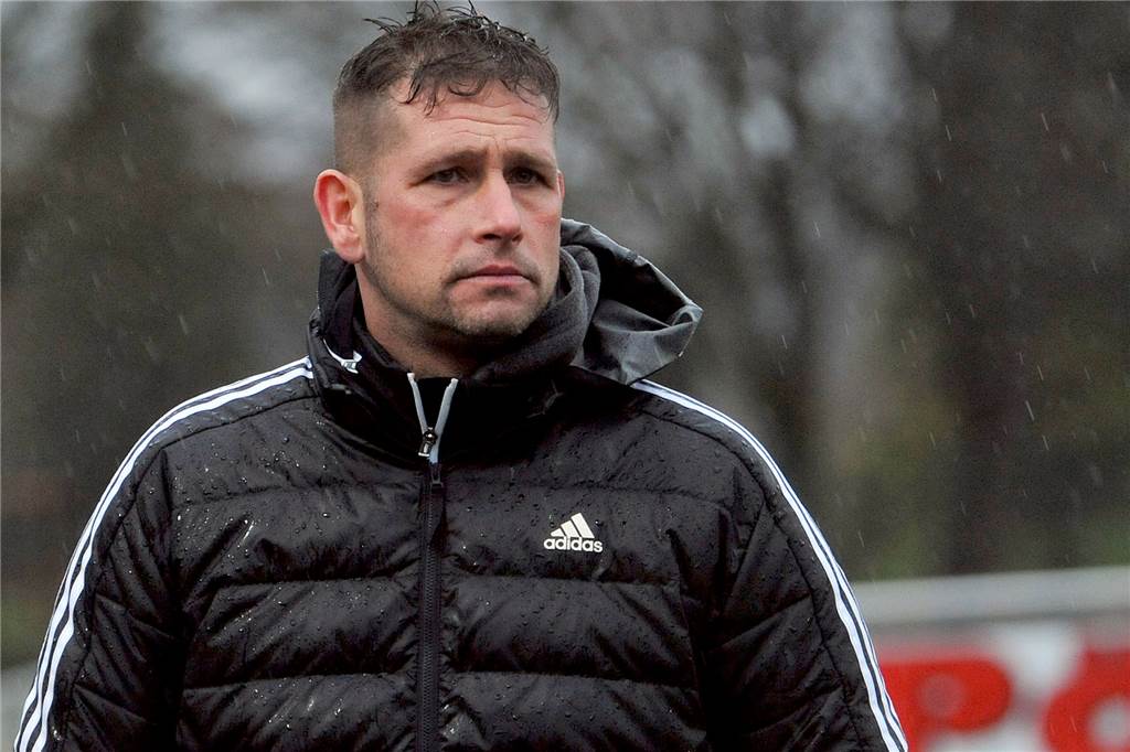 Schlüsselszene kurz vor der Pause: Sieben Tore im Derby zwischen Geisecke und dem ETuS ETuS-Trainer André Haberschuss sah seine Elf zumindest auf Augenhöhe mit Geisecke.