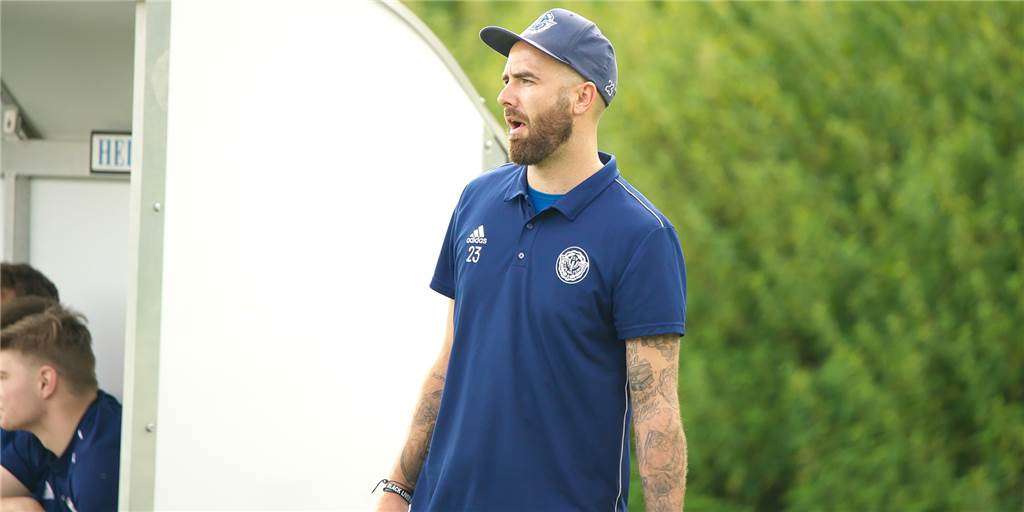 „Weltklasse-Typ“ kehrt zurück: Gefühlter ETuS-Neuzugang nicht nur sportlich wichtig ETuS-Trainer Phillip Oligmüller freut sich auf die Rückkehr eines wichtigen Spielers, möchte aber nichts überstürzen und weiter vorsichtig sein.
