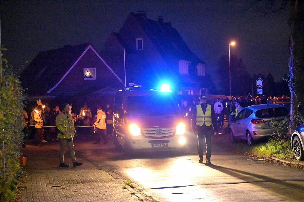 St.- Martins- Umzug in Lünen: 1000 Menschen ziehen mit Fackeln und Laternen durch Wethmar