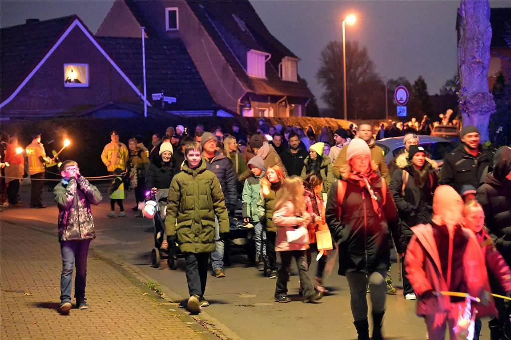 Etwa 1000 kleine und große Menschen waren am Samstag (9.11.) gekommen, um an dem Martins-Fest der Feuerwehr und des Schützenvereins teilzunehmen.