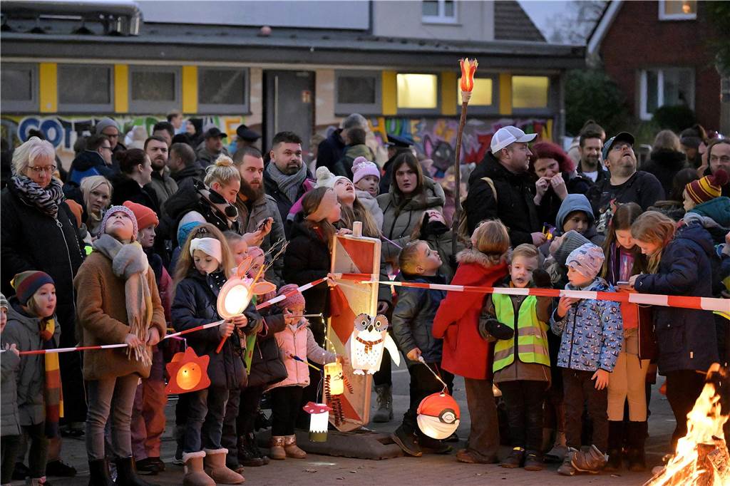 Etwa 1000 kleine und große Menschen waren am Samstag (9.11.) gekommen, um an dem Martins-Fest der Feuerwehr und des Schützenvereins teilzunehmen.