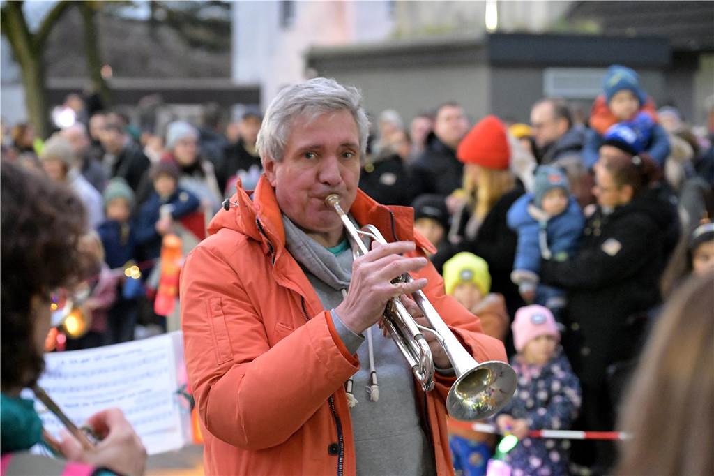 Etwa 1000 kleine und große Menschen waren am Samstag (9.11.) gekommen, um an dem Martins-Fest der Feuerwehr und des Schützenvereins teilzunehmen.