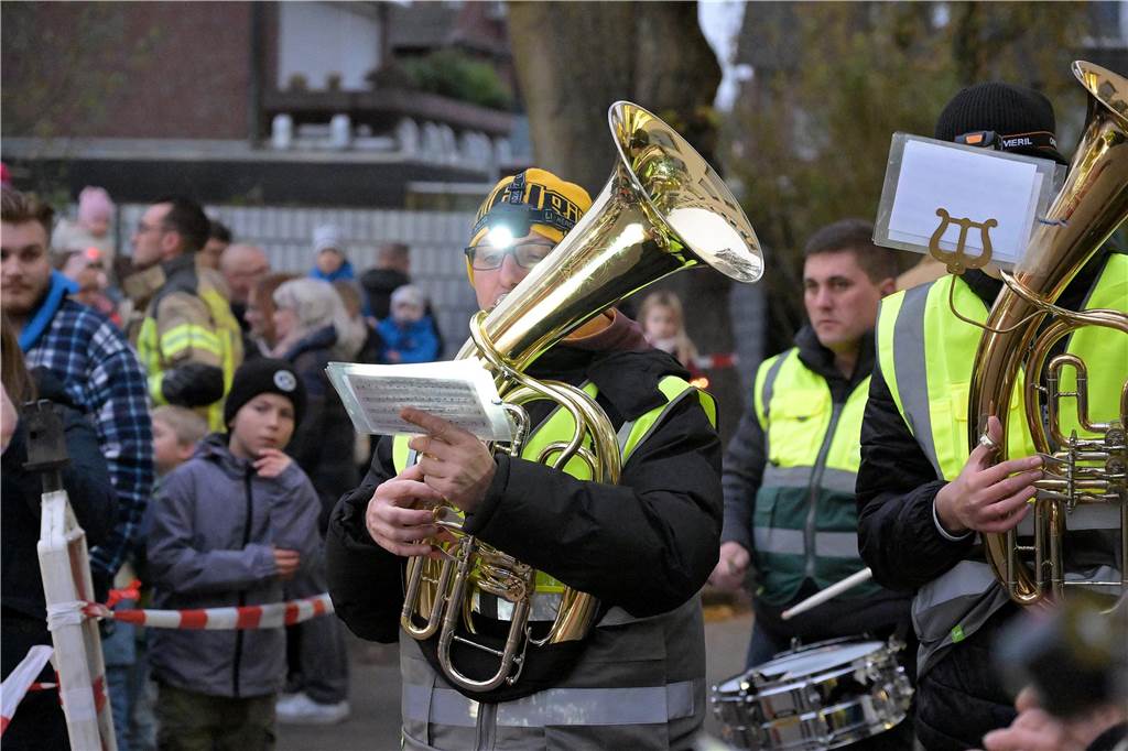 Etwa 1000 kleine und große Menschen waren am Samstag (9.11.) gekommen, um an dem Martins-Fest der Feuerwehr und des Schützenvereins teilzunehmen.