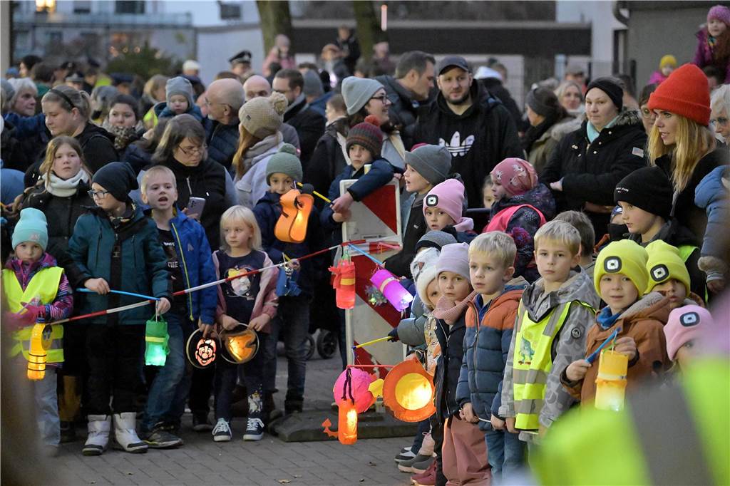 Etwa 1000 kleine und große Menschen waren am Samstag (9.11.) gekommen, um an dem Martins-Fest der Feuerwehr und des Schützenvereins teilzunehmen.
