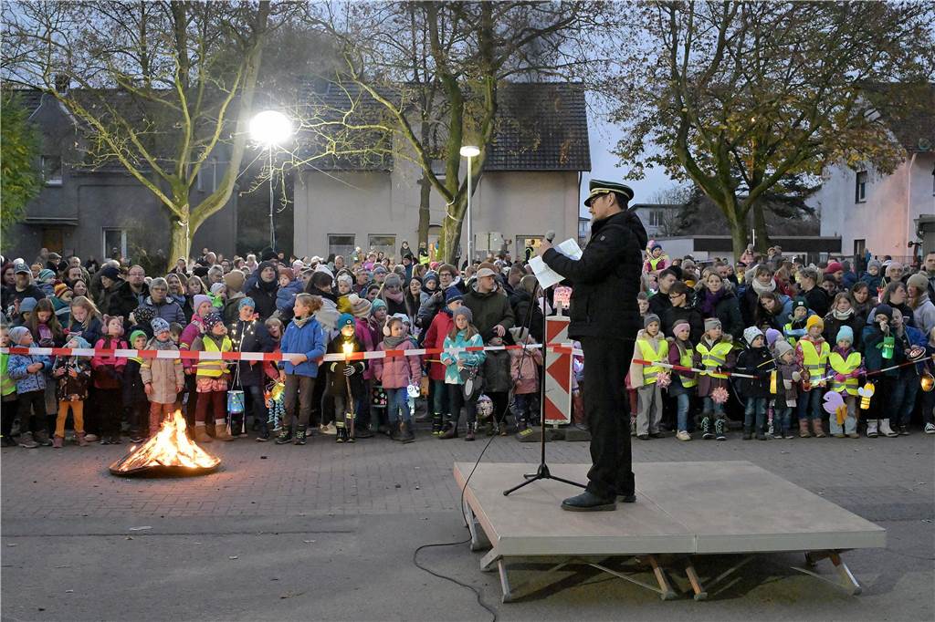 Etwa 1000 kleine und große Menschen waren am Samstag (9.11.) gekommen, um an dem Martins-Fest der Feuerwehr und des Schützenvereins teilzunehmen.