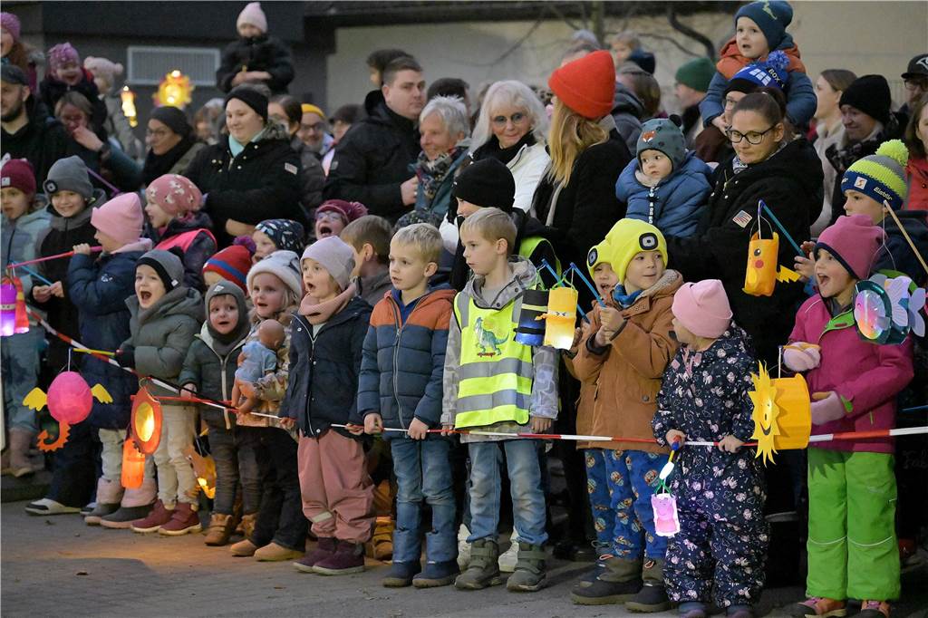 Etwa 1000 kleine und große Menschen waren am Samstag (9.11.) gekommen, um an dem Martins-Fest der Feuerwehr und des Schützenvereins teilzunehmen.