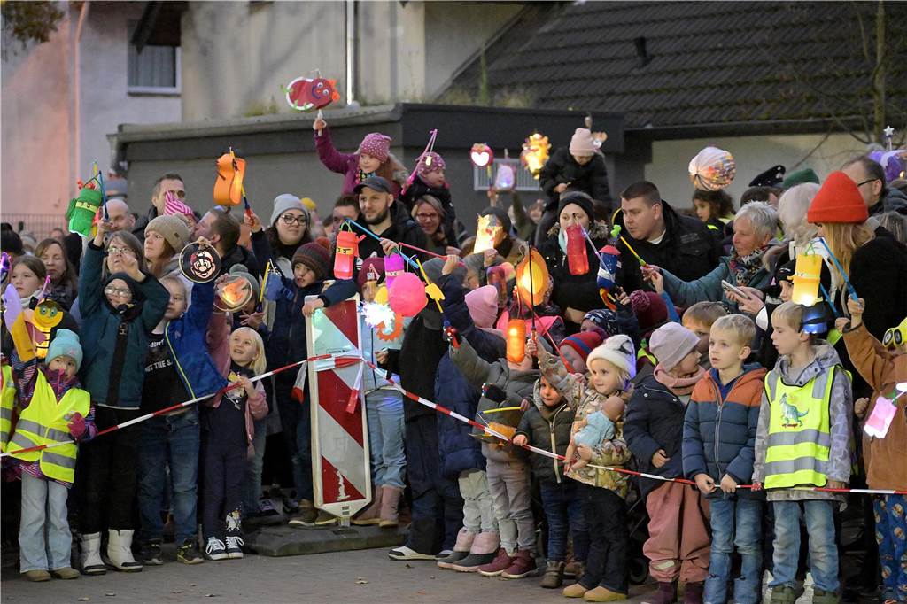 Etwa 1000 kleine und große Menschen waren am Samstag (9.11.) gekommen, um an dem Martins-Fest der Feuerwehr und des Schützenvereins teilzunehmen.
