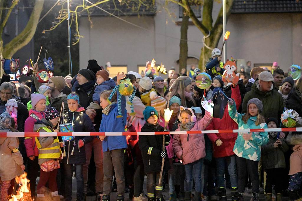 Etwa 1000 kleine und große Menschen waren am Samstag (9.11.) gekommen, um an dem Martins-Fest der Feuerwehr und des Schützenvereins teilzunehmen.