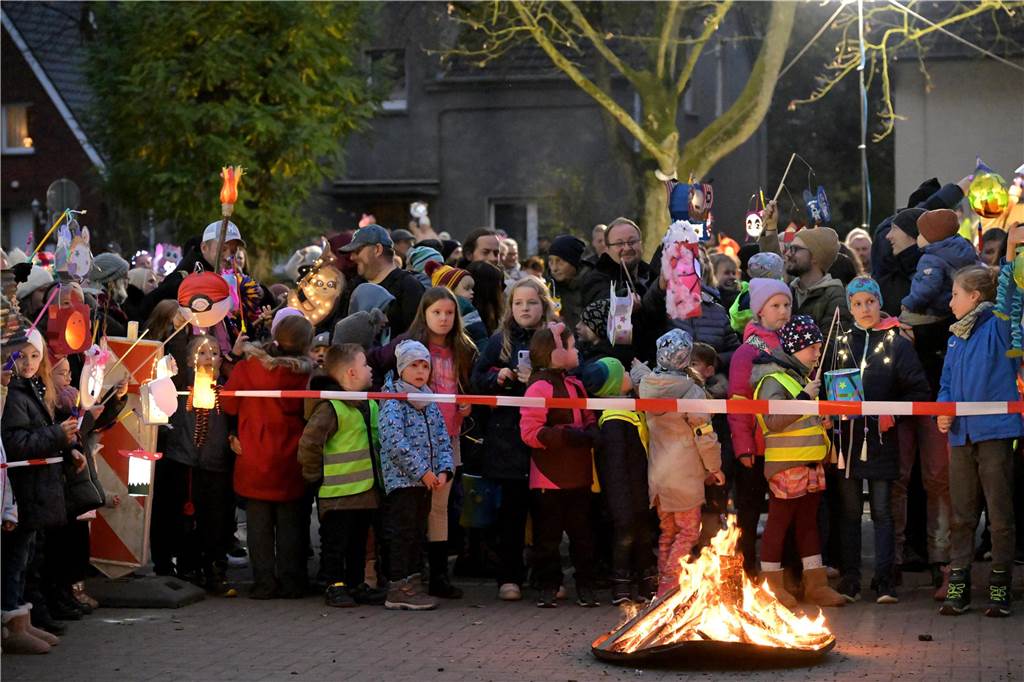 Etwa 1000 kleine und große Menschen waren am Samstag (9.11.) gekommen, um an dem Martins-Fest der Feuerwehr und des Schützenvereins teilzunehmen.